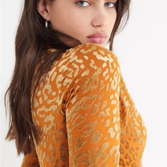 Urban Outfitters Out From Under Leopard Print Velvet Mock-Neck Top Size Small P - Picture 3 of 11